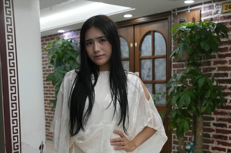 AC-BLD-V084 – model gets short bangs bob and shave to bald