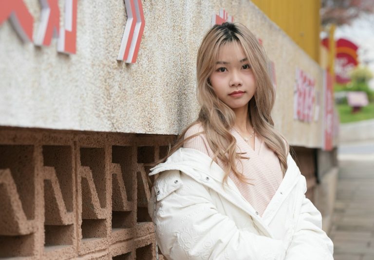 AC-BLD-V086 – Pretty college student gets her dye hair cut to bob and headshave