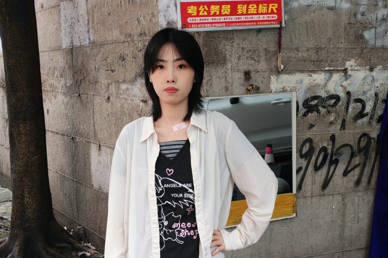 AC-BLD-V089 – Cool girl gets shaved by street barber